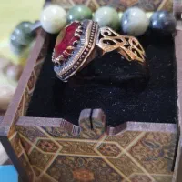 انگشتر طلا روس گارانتی دارد نگین مصنوعی است
