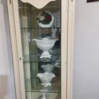 بوفه با ظروف داخل آن