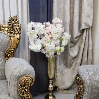 گلدان شیشه ای بلند و گل مصنوعی