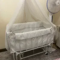 تخت گهواره کنار مادر