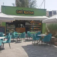 بوفه نزدیک به بر خیابان داخل فضای سبز