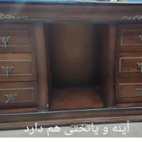 کنار تختی و میز آرایش