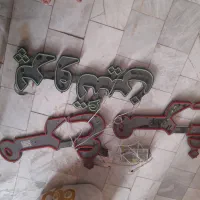 تابلو ال ای دی و میزکانتر جلو شیشه صندلی