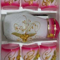آیینه و مقداری لوازم خانه