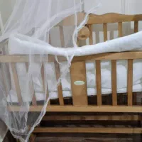 تخت کنار مادر