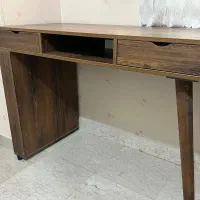 میز تحریر و کامپیوتر