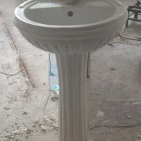 دو عدد روشویی همراه با شیر