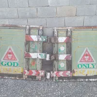 یک جفت در اتاق عقب بنز تک