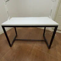 میز با دو عدد سراهی نصب شده