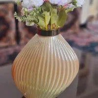 مجسمه وگلدان