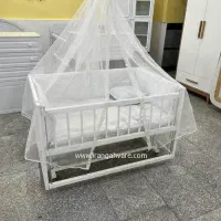گهواره و تخت کنار مادر