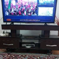 میز تلویزیون و ساعت
