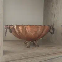 آجیل خوری به همراه کاسه