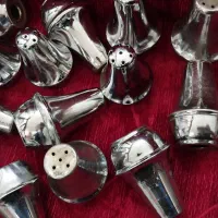 نمکپاش برنجی و قاشق چنگال گل سرخی و سنبل