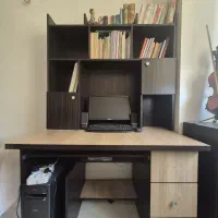 میز تحریر و کامپیوتر