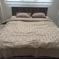 تخت خواب ۲ نفره و تشک و میز