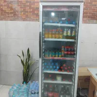 یک دستگاه یخچال ویترینی ایستاده