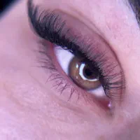 اجاره تخت مژه و میز ناخن در سالن زیبایی