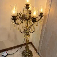 لوستر برنز ۶ شاخه و لوستر کنار سالنی ایستاده
