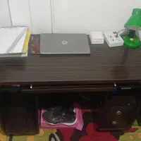 کتابخانه و میز تحریر و کامپیوتر
