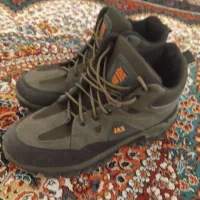 یک عدد کفش کوه نوردی