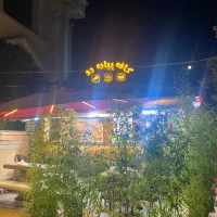 کارگر ساده در کافه فست فود