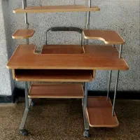 میز تحریر و کامپیوتر