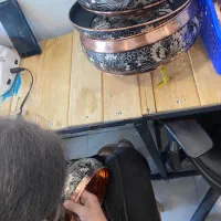 نیرو خانم کارگاه ظروف مسی