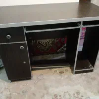 یک عددمیزتحریربسیارتمیزواستفاده نشده