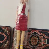 عروسک‌یک‌مترنیم‌قدشه