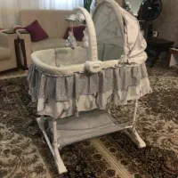 تخت نوزاد کنار مادری