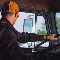 به یک راننده برای اوردن بار نیازمندیم