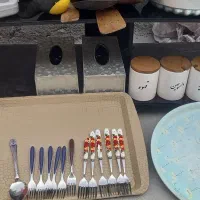 تعدادی ظرف و ظرف آشپزخانه با میز ال سی دی