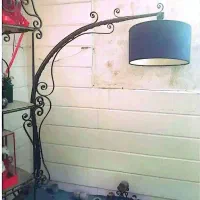 آباژور ایستاده