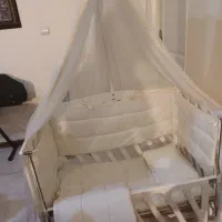 گهواره ی کنار تخت مادر