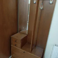 جاکفشی چوبی چوب لباسی دارد