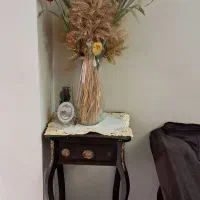 میز تلفن و گلدان