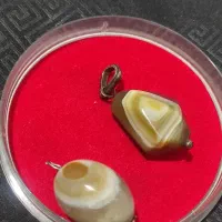 دوعدد سنگ تو گردنی