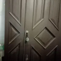 یک‌عدد‌در‌چوبی‌دو‌لنگه‌هست