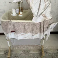 گهواره و تخت کنار مادر