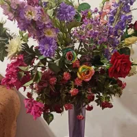 گل مصنوعی همراه با گلدان