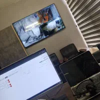 حسابدار خانم  مسلط ب برنامه آسان