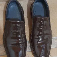 رنگ براق کفش و کتانی در رنگهای سفید مشکی و قهوه‌ای