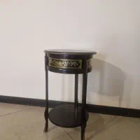 سه پایه کنار سالنی