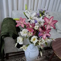گلدان با گل های زیبا