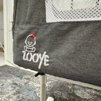 تخت کنار مادر زویی