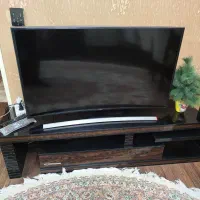 تلویزیون به همراه میز