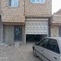 خانه-نیمه-ساز-طبقه-همکف-با-درب-کرکره-برقی