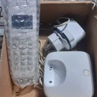 دو عدد تلفن بی‌سیمی یکیش سفیده یکیش مشکی