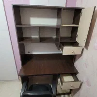 میزکامپیوتر و کتابخانه